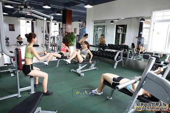 長(zhǎng)腿、翹臀的完美身材美女哪里多集中？除了春熙路，可能也就是四川西南航空職業(yè)學(xué)院健身房了。近日，該校一組美女健身房性感照片走紅網(wǎng)絡(luò)，時(shí)尚炫酷高大上的健身房加長(zhǎng)腿翹臀完美身材的俏空姐，讓網(wǎng)友觀后直呼：“看美女不用去春熙路被暴曬了，到西航健身房吹著空調(diào)撩師妹去。”